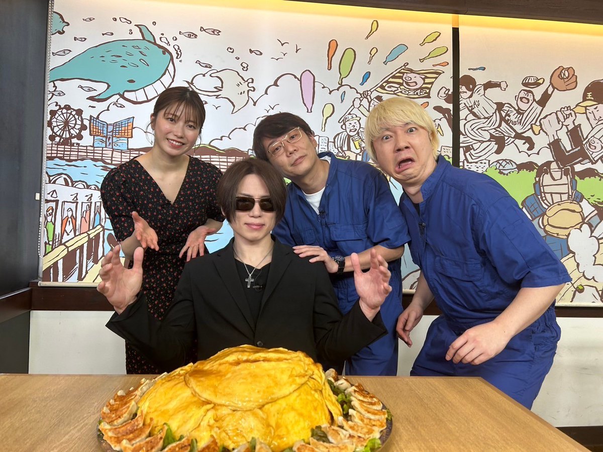dekamori_hunter's tweet photo. ＼\\番組限定写真//／
メンバー全員での貴重なオフショット！
相田さん…すごい顔🤣
小宮さんとゆいはんとハンター３人の顔を
足したくらいのほぼ同じの巨大天津飯🍚
ニュースターの誕生！？⭐️期待しかない❗️

#デカ盛りハンター
#三四郎
#横山由依
#鍋島龍一郎
#大阪王将 
＃フォローをぜひ🎁 https://t.co/b6KK83JlOz