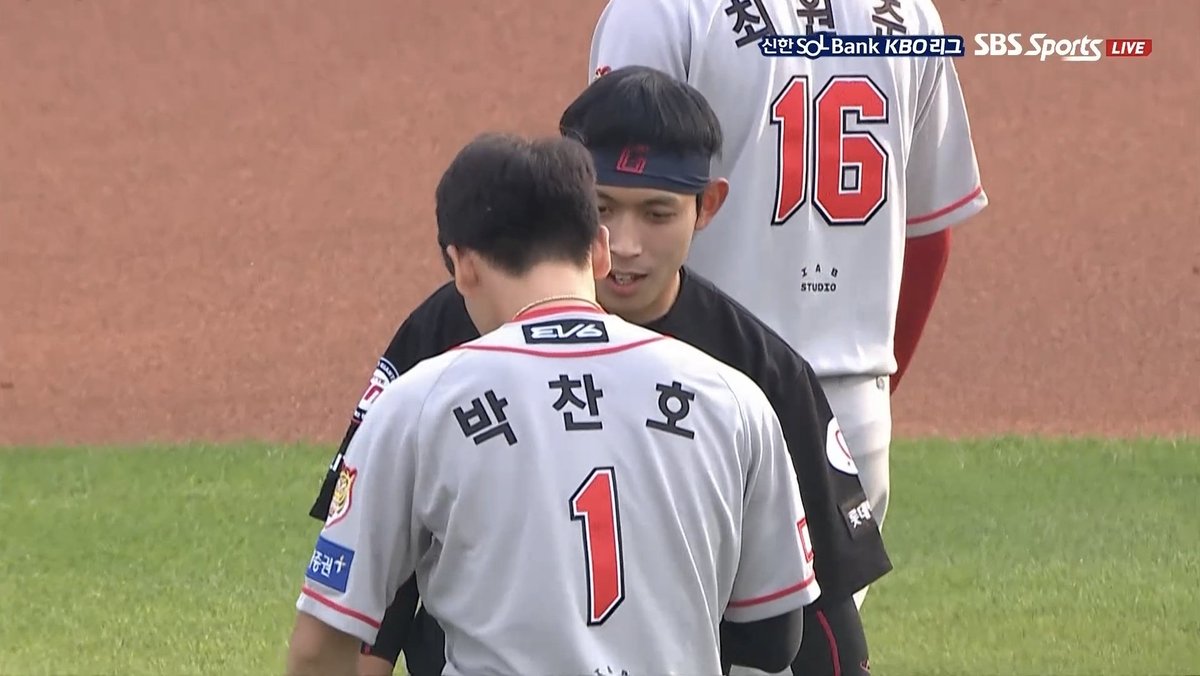 애들아 원숭이 둘이 친한가봐