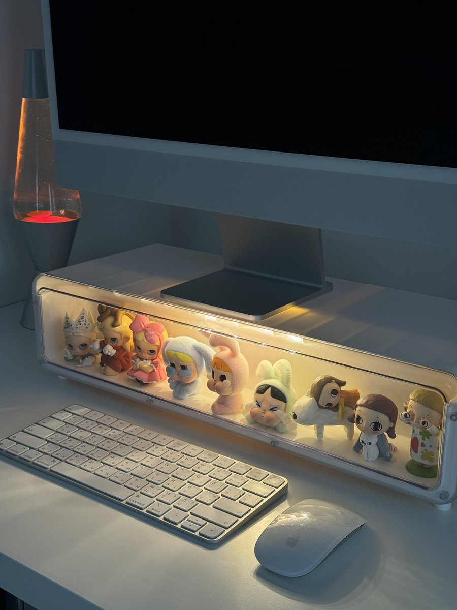 แกรฉันกรี้ดมากกก ชั้นวางจอคอม มีที่ไว้โชว์ Art toy ด้วยอะ ถ้าทำงานในออฟฟิศ ก็คือไปใช้ในที่ทำงานได้เลย เพราะมีลิ้นชักใส่ Art toy และเปิดไฟได้ด้วยน้า เริ่ดเกินนนคุณน้า!!