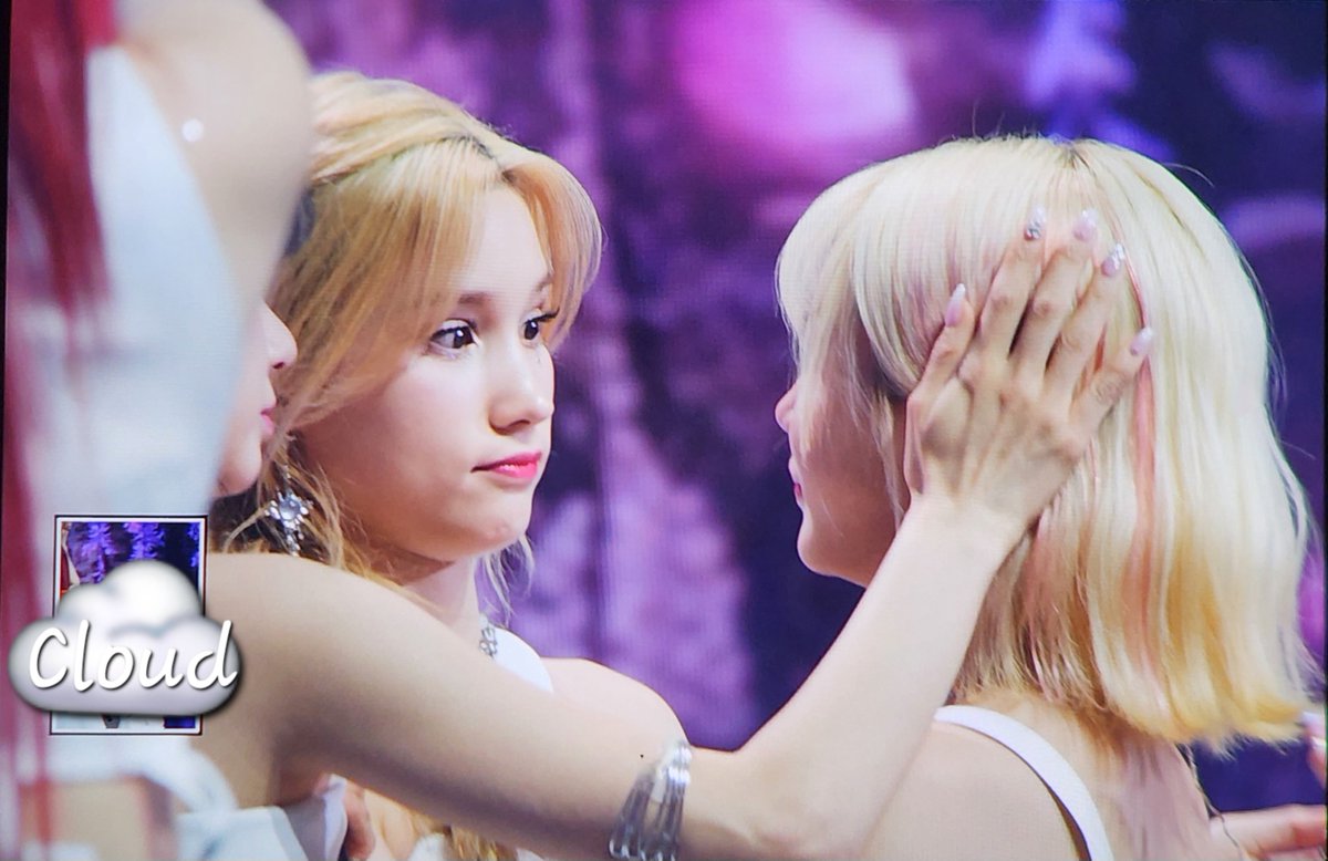 cloud991216's tweet photo. 240603
Kep1going On Showcase (쇼케이스) pre

Never tell me that these girls don't love each other please...

맴버들 서로 얼마나 사랑하는지 봐봐 ❤️

#Hikaru #히카루 #Yeseo #예서  #Bahiyyih #휴닝바히에 #Dayeon #다연 
#Kep1er #케플러 #Kep1going_On https://t.co/Jjjs9LN4yp