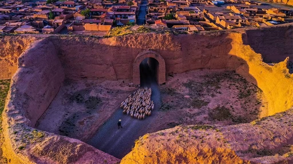 GlobalEchoes829's tweet image. In summer,  Yongtai Ancient City in JIngtai County is shining at the sunset🌟🌟

#chinagansushow #chinatravel #ancientruins #大美中国 #名胜古迹