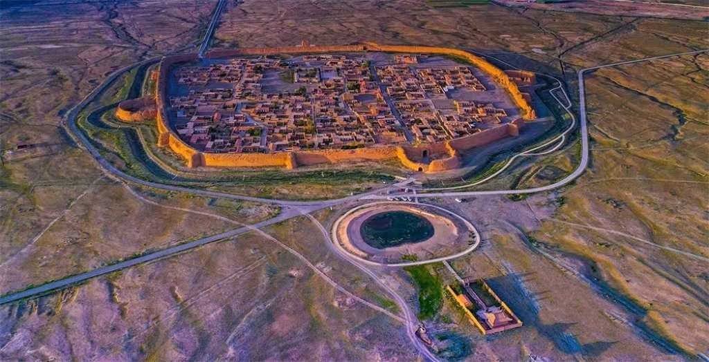 GlobalEchoes829's tweet image. In summer,  Yongtai Ancient City in JIngtai County is shining at the sunset🌟🌟

#chinagansushow #chinatravel #ancientruins #大美中国 #名胜古迹