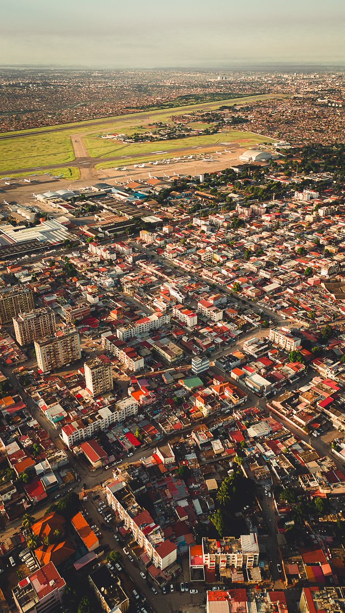 viewsofangola's tweet photo. Aeroporto 4 de Fevereiro de um ângulo diferente! 

Quem também estava curioso para ver como é lá de cima?
__
📷: @filofilmaker 📍 Luanda

#ViewsofAngola 
#Angola
#LuandaAngola https://t.co/0cpPnFHC0o