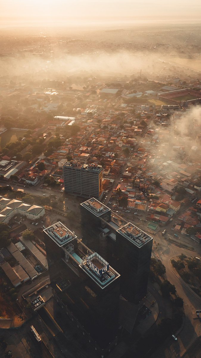 Aeroporto 4 de Fevereiro de um ângulo diferente! 

Quem também estava curioso para ver como é lá de cima?
__
📷: @filofilmaker 📍 Luanda

#ViewsofAngola 
#Angola
#LuandaAngola