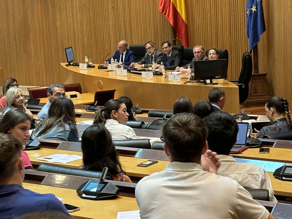 ADESyD2011's tweet photo. @EMADmde @EjercitoTierra @EjercitoAire @Armada_esp @APDEF1 @aae_org_es @adalede1 Termina el debate con la participación de los investigadores y jóvenes que vienen desde #SantiagoDeCompostela y de #Tomelloso , Ciudad Real . ¡gracias!!! https://t.co/6MaWEAOPJK