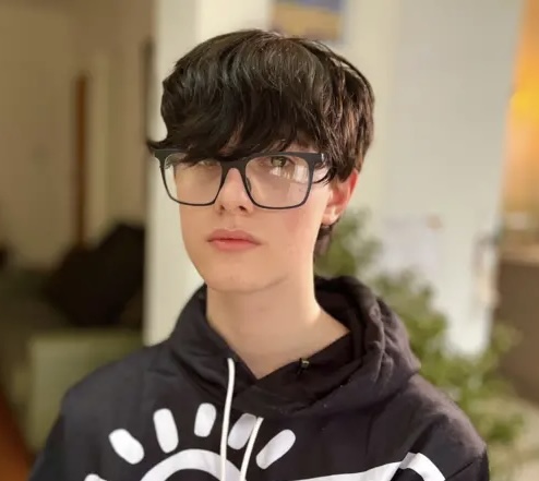 KindnessChamps's tweet image. "'My future is bright thanks to my foster parents'"🥰

When Michael was 8 yo he said good bye to his mother. His loving and supportive #foster parents Clive and his husband gave Michael hope for the future💞 #fosterparents #adopt #thereisgood❤️

@BBC bbc.com/news/articles/…