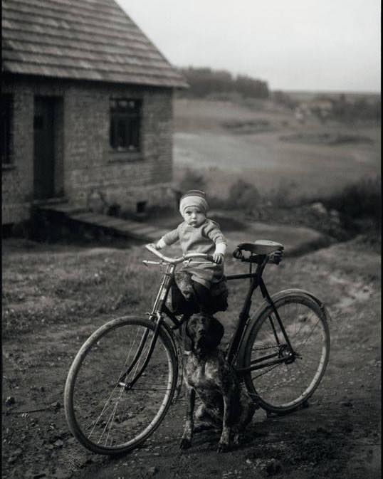 Laurent_Potelle's tweet photo. « Le vélo est un jeu d'enfant qui dure longtemps. »

Éric Fottorino

📷  August-Sander, 1931 https://t.co/LDEsY5RH4t