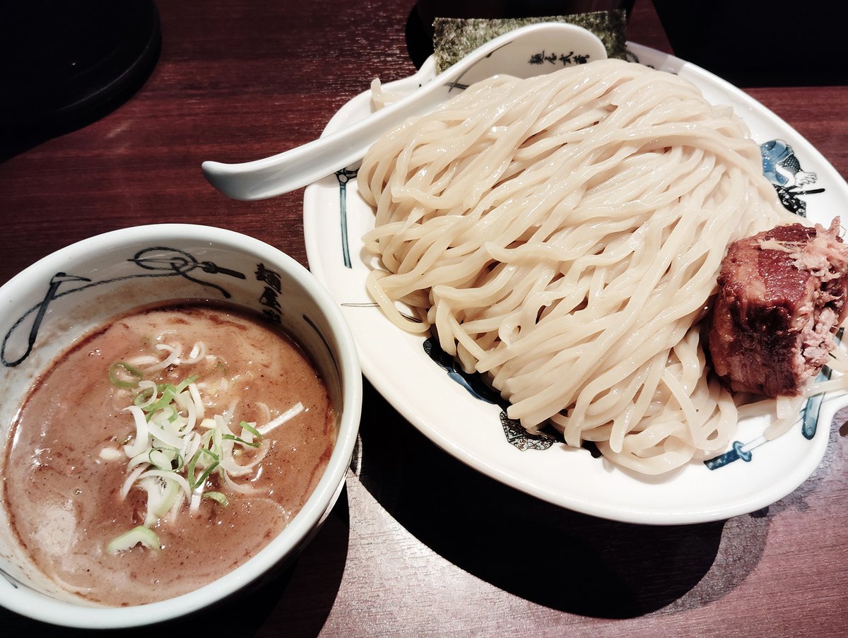 pan19koga's tweet photo. 新宿西口
創始麺屋武蔵
濃厚つけ麺　3.0倍盛り

再訪問。
3.5倍盛りまで無料だが、びびって3.0倍盛り。
量的にはギリギリ食べれる感じだったが、食べた後にお腹が緩くなったので2.5倍位がちょうどいいか..

この量だと途中でスープがなくなってしまうが、なんと無料でスープが貰える！

大満足😃 https://t.co/n6NlNsxMad