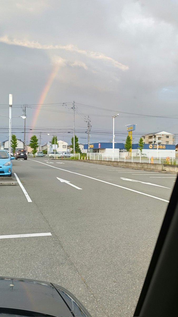 goakin1124's tweet photo. 雨も降ってないのに虹だ〜 https://t.co/kE7m91rK4e