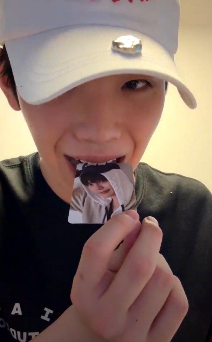 jiwoongiez's tweet photo. NO TAERAE DONT EAT GYUVIN 😭 https://t.co/86bQfrecCS