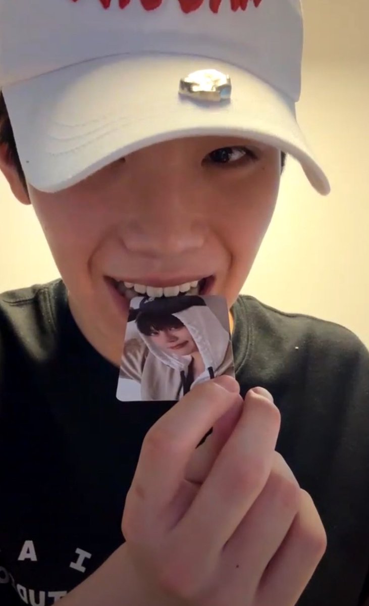 jiwoongiez's tweet photo. NO TAERAE DONT EAT GYUVIN 😭 https://t.co/86bQfrecCS