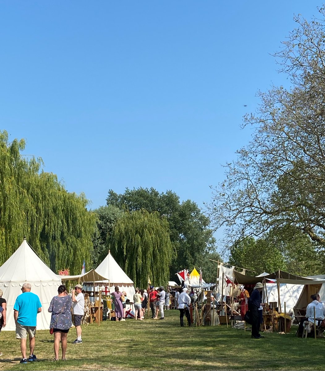 VisitDover's tweet photo. It's all eyes on Sandwich this weekend for the annual family-friendly Le Weekend, with market stalls from Normandy, street music and dancing, Le Weekend Medieval, Le Tour de Sandwich sportif and more. See What's On on our website and make plans for #leweekend in #sandwichkent🇬🇧🇫🇷 https://t.co/f740NUuYTX