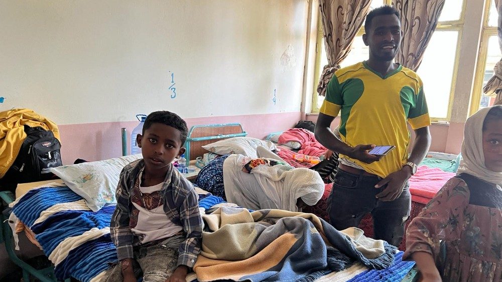 vaticannews_it's tweet photo. Aldo Morrone, direttore scientifico dell'Istituto Internazionale Scienze Mediche, Antropologiche e Sociali #IISMAS, testimone dei drammi della guerra in Tigray, racconta l'aiuto per ridare salute e dignità.
#VaticanNewsIt
https://t.co/8VK7HrTplC https://t.co/9dCHTasWV5