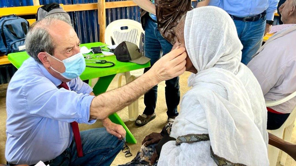 vaticannews_it's tweet photo. Aldo Morrone, direttore scientifico dell'Istituto Internazionale Scienze Mediche, Antropologiche e Sociali #IISMAS, testimone dei drammi della guerra in Tigray, racconta l'aiuto per ridare salute e dignità.
#VaticanNewsIt
https://t.co/8VK7HrTplC https://t.co/9dCHTasWV5
