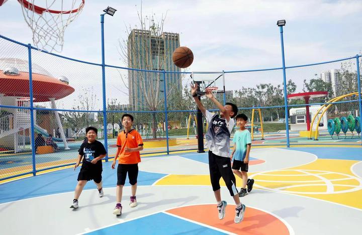 JinanofChina's tweet photo. 🪁🛝#Jinan's first child-friendly park is now open! 🏀Located at the northeast corner of Ligeng Road and Daxinhe Road, the park teems with swings, basketball courts, climbing walls, and slides — kids can dive into endless fun! #DynamicJinan https://t.co/YkYkhnCpMP