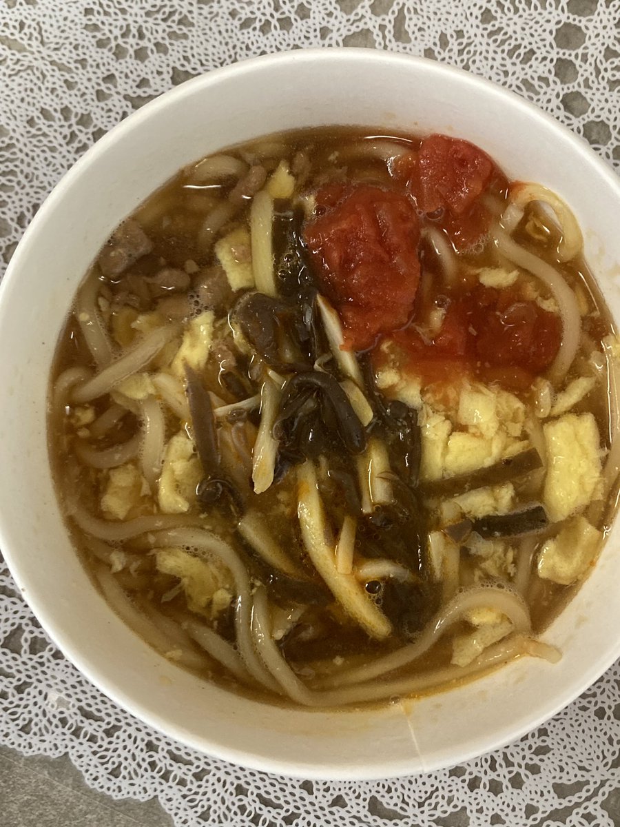 uruy2008's tweet photo. ローソン トマト酸辣湯麺
カロリーは、248kcal
初めて食べた酸辣湯麺！
トマトや玉子、木耳、鶏そぼろものっていて豪華✨
味は塩っぱくて、さっぱりしていた。トマトとよく合っていて、暑い夏でも食べやすいと思った！ https://t.co/hMmFAJhfdn