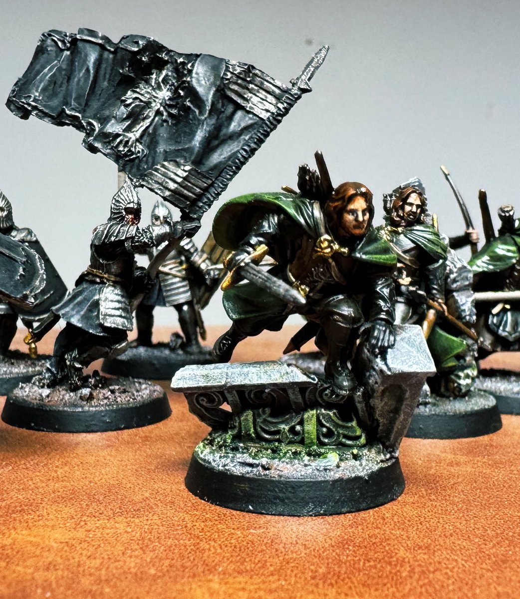 LeonDeclis's tweet photo. Painted up a small 300pt #Gondor force to teach my friend #LotR. #MinasTirith #Faramir #Damrod #Rangers #Banner #MESBG https://t.co/KiIByXIKGa