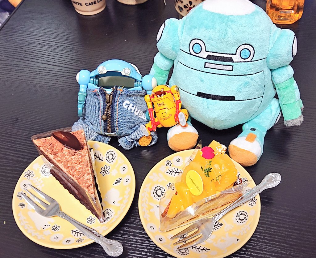 ikustaka_s's tweet photo. 地元に戻ってからは妻がよく通っていたケーキ屋さんでケーキを物色。
私はいつもチョコレートケーキ。妻には期間限定のパイナップルのタルト。
おつまみにぴったりという触れ込みの焼き菓子詰め合わせを見かけて思わず追加購入。
おうちでしっかりとバースデーソングをお届けしました。 https://t.co/nzky4e3roI