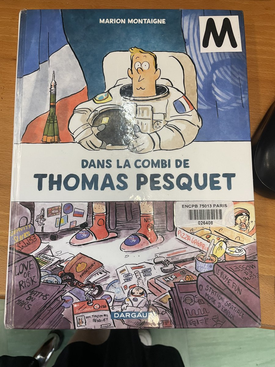 📖📝Merci à Nakia en terminale , qui grâce à sa pugnacité  et à  <a href="/ESA_fr/">ESA France</a> , a réussit à faire dédicacer par <a href="/Thom_astro/">Thomas Pesquet</a>  la formidable Bd « Dans la combi de Thomas Pesquet » de Marion Montaigne !
⭐️Lire et rêver des étoiles !⭐️ 
<a href="/EditionsDargaud/">Editions Dargaud</a>