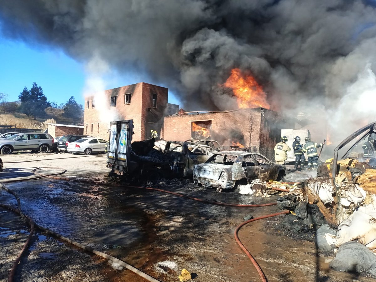 _ArriveAlive's tweet image. Factory fire reported in Midrand  buff.ly/4aNfYoF

#ArriveAlive #FactoryFire @CityofJoburgEMS @BurnshieldZA