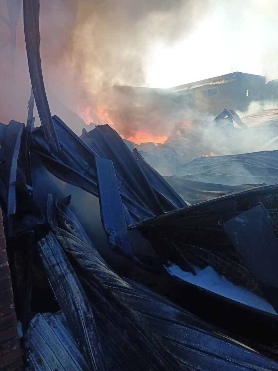 _ArriveAlive's tweet image. Factory fire reported in Midrand  buff.ly/4aNfYoF

#ArriveAlive #FactoryFire @CityofJoburgEMS @BurnshieldZA