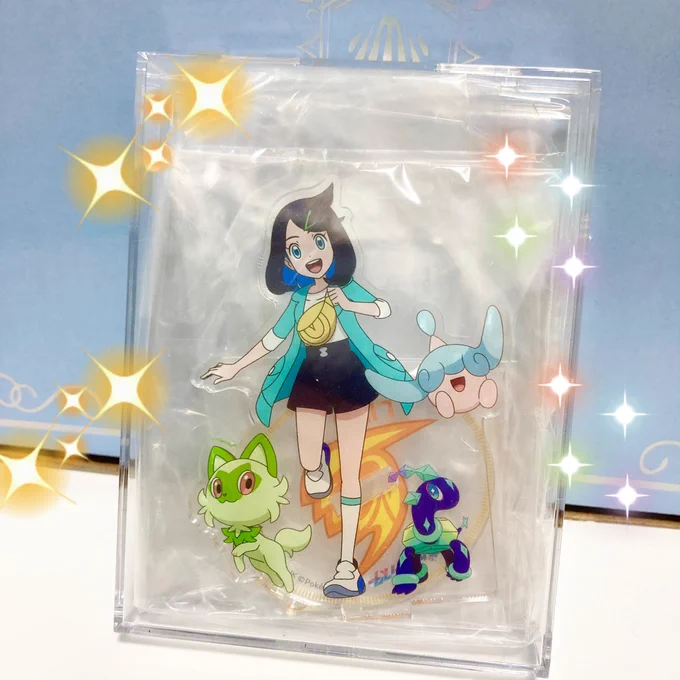 リコのアクリルスタンド(8cm)が seriaのクリアケース(10cm)と シンデレラフィットした アクスタを袋から出さずに飾れるとか 発想が最強 一生ついて行きますセリア様 #anipoke #アニポケ