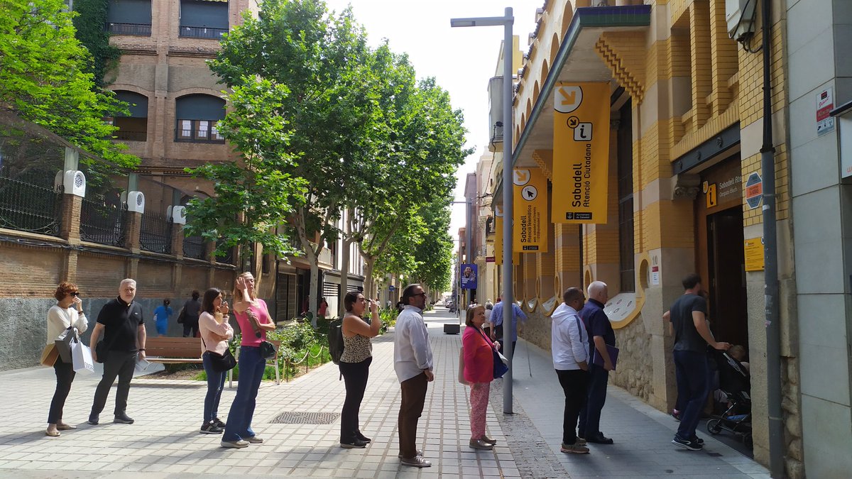 marcossul's tweet photo. L'@Aj_Sabadell (PSC+Junts) incompleix el reglament lingüístic al SAC (despatx Lluch). 

L'atenció inicial a tothom és, d'entrada, en castellà. Si respons en català, continua sent en castellà.

Cas real:
—Com es pot domiciliar, això?
—Tiene que ir a la calle Tres Creus.

#Sabadell https://t.co/OPm4rN6P7x