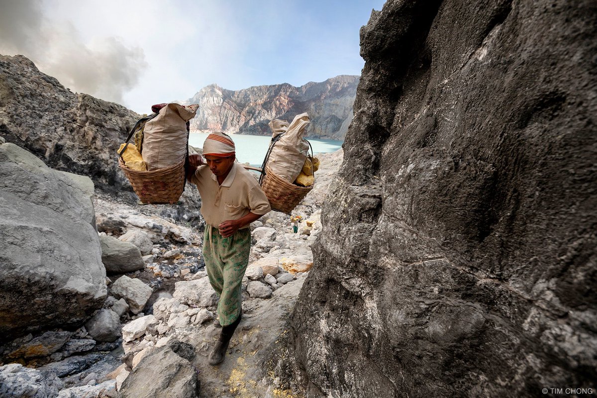 z_sq's tweet photo. Photos of a sulfur mining operation at Kawah Ijen, Indonesia 🇮🇩 

https://t.co/gvS8D4nrdY https://t.co/TUfeddGU7m