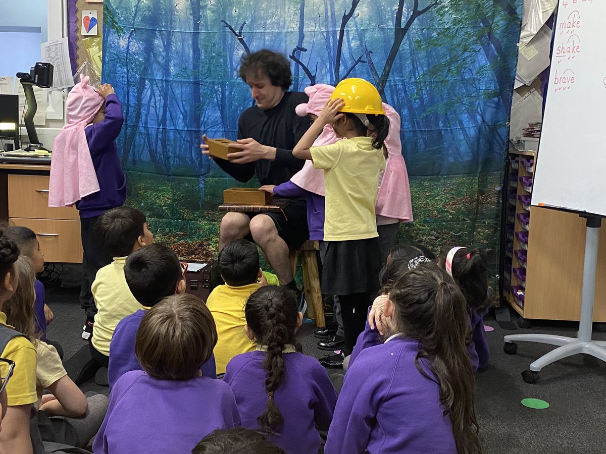 CrossleyHallPAY's tweet photo. Our EYFS &amp; KS1 pupils are enjoying the Science &amp; Media Museum storytime. Thank you to Mark and Paulina for the amazing workshops! #teamEYFS #readingforpleasure#storytime https://t.co/i4LHUjD4ik