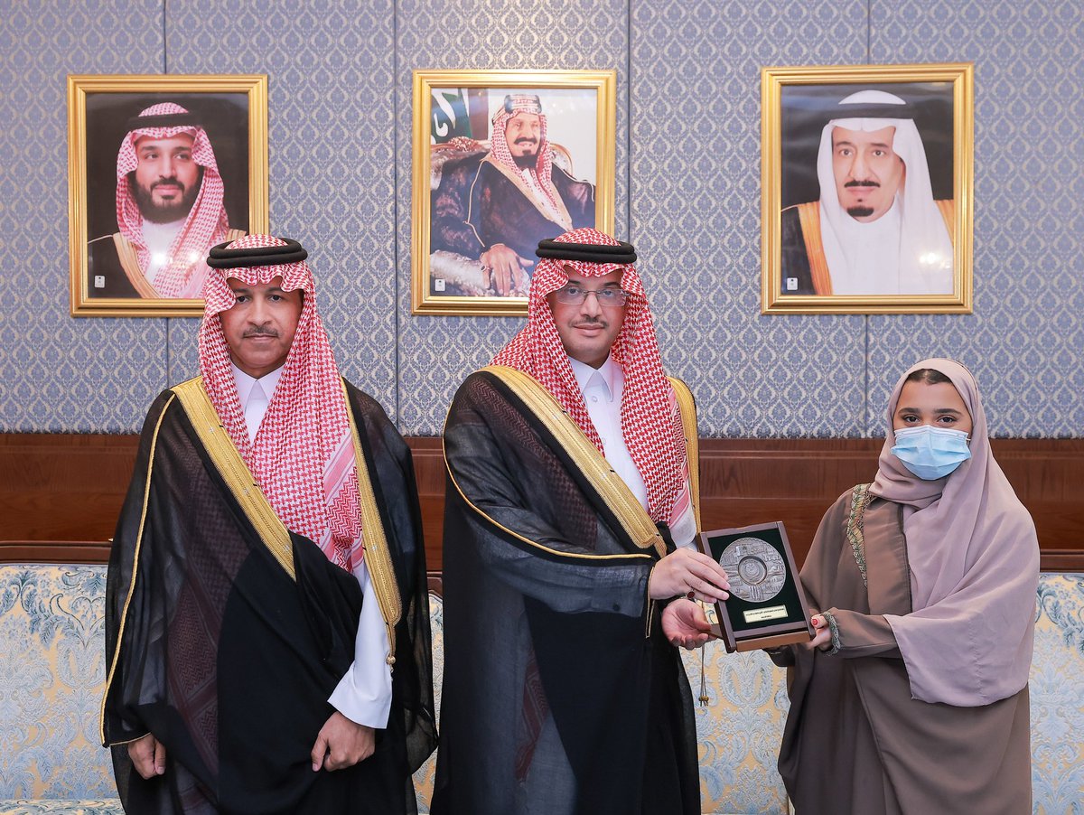 tvtc_g_alahsa's tweet photo. تكريم | 

كرّم صاحب السمو الملكي الأمير #سعود_بن_طلال بن بدر محافظ #الأحساء ، بمكتب سموّه بمقر المحافظة ، اليوم "الثلاثاء" ، المتدربون الفائزون في مسابقة المعرض الدولي للاختراعات والابتكارات التقنية "2024 MTE"والتي أقيمت في مملكة ماليزيا الاتحادية ، بحضور عميد الكلية التقنية بالأحساء، الأستاذ عبدالله بن موسى الذكر الله

 وهنأ سموّه المتدرب سعود عبد الستار القطان، من الكلية التقنية بالأحساء، بمناسبة حصوله على الميدالية الفضية عن مشروع "استخدام التقنية للمحافظة على الأطعمة"، والمتدربة روان هاني الزين من الكلية التقنية الرقمية للبنات بالأحساء، بمناسبة حصولها على الميدالية الفضية عن مشروع "كاشف شوائب البن"، متمنياً لهما التوفيق ودوام النجاح.

وأوضح سمو محافظ الأحساء أهمية الدعم والاهتمام المقدم من لدن القيادة الرشيدة - حفظها الله - لقطاع التدريب التقني والمهنيّ، وهو ما أسهم في تطوير أبناء وبنات الوطن ورعايتهم في جميع المجالات، وما أثمر عن نتائج عالمية تسجل للوطن، مشيداً سموّه في الوقت نفسه بالدور الذي تقوم به المؤسسة العامة للتدريب التقني والمهني، من خلال تقديم البرامج التدريبية التقنية، وبناء جيل متخصص منافس عالميًا في القطاعات المحورية ذات العلاقة، وهو ما يُحقق مستهدفات برنامج تنمية القدرات البشرية، أحد برامج رؤية المملكة 2030.  

من جانبه، ثمن الأستاذ عبد الله الذكر الله الدعم الدائم من سمو محافظ الأحساء للموهوبين وتحفيزهم ، للاستمرار في تحقيق العديد من الجوائز والإنجازات على المستويين الوطني والدولي، مؤكدًا على اهتمام وحرص قيادات المؤسسة العامة للتدريب التقني والمهني والإدارة العامة للتدريب التقني والمهني في المنطقة الشرقية بالمتميزين، عبر تدريبهم وتشجعهم ، لبذل المزيد من الجهد لتحقيق التفوق والإبداع.

وأعرب المتدربون المكرمون عن سعادتهم البالغة وشكرهم لسمو محافظ الأحساء، على استقباله وتشجيعهم، مؤكدين استمرارهم في طريق التميز.

#التدريب_التقني