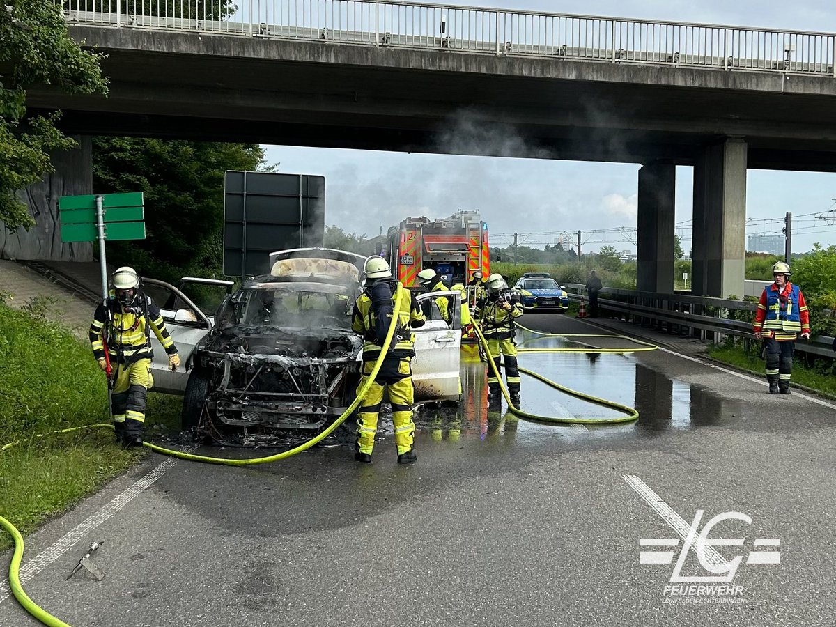 FeuerwehrLE's tweet photo. Gemeinsam mit der Flughafenfeuerwehr @STR_Airport wurden wir heute zu einem Pkw-Brand gerufen. Die Kollegen der Flughafenfw. waren aufgrund der räumlichen Nähe als erstes an der Einsatzstelle und haben die Brandbekämpfung durchgeführt. Gemeinsam dem Bürger Hilfe leisten! ^cz https://t.co/h3wQyLdFBp