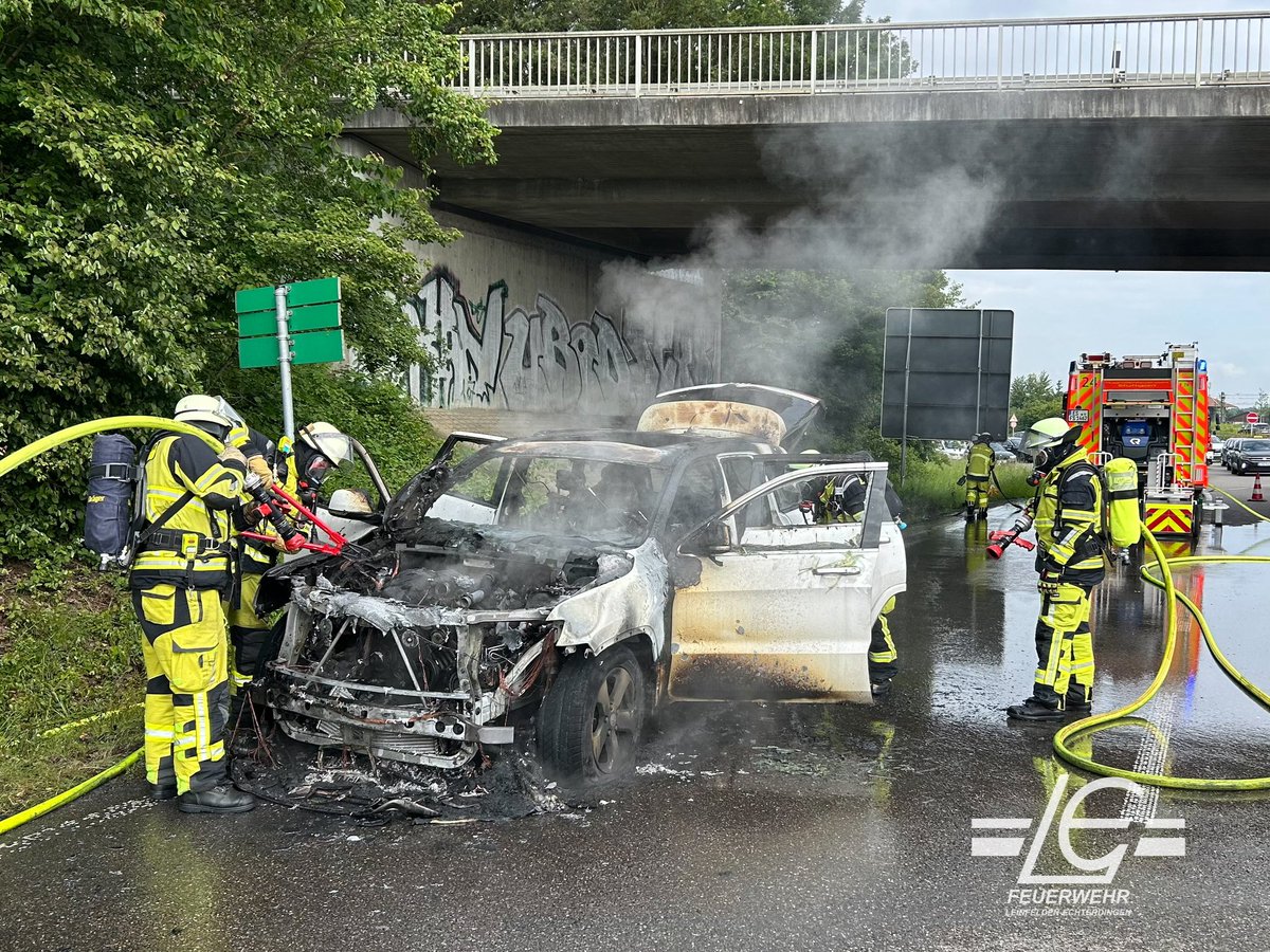 FeuerwehrLE's tweet photo. Gemeinsam mit der Flughafenfeuerwehr @STR_Airport wurden wir heute zu einem Pkw-Brand gerufen. Die Kollegen der Flughafenfw. waren aufgrund der räumlichen Nähe als erstes an der Einsatzstelle und haben die Brandbekämpfung durchgeführt. Gemeinsam dem Bürger Hilfe leisten! ^cz https://t.co/h3wQyLdFBp