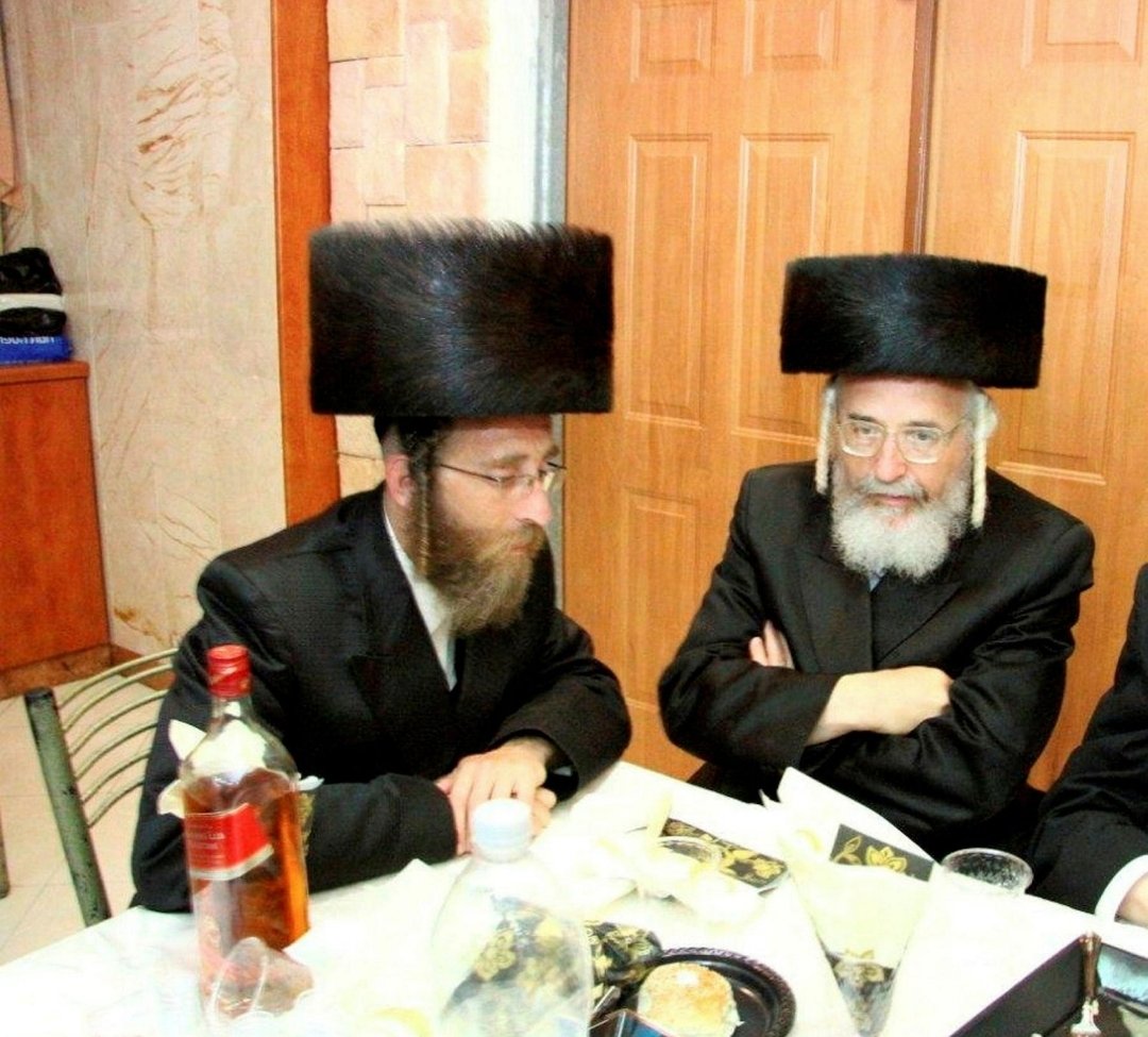 JoshBreiner's tweet image. זה כבר לא ייאמן.
כמעט שנה וחצי חלפו מאז שחשפנו שסגן שר התרבות ח"כ יעקב טסלר היה מעורב בהשתקת התעללות מינית נוראה של אביו הרב אפרים טסלר בתלמידיו בני ה-14. למשטרה מתלוננים נוספים.
וכלום.
הפרקליטות מעכבת אישום נגד האבא שממשיך ללמד.
פרקליט המדינה מונע את חקירת ח"כ טסלר.
זוהי סדום.