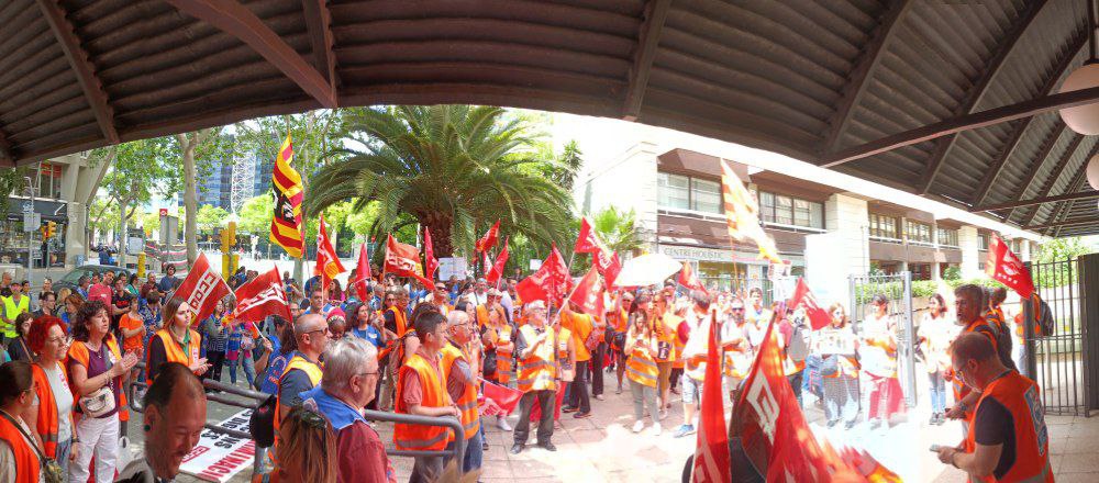 CCOOeducacio's tweet photo. Davant de la patronal cridant:

📢 La discapacitat, no és un negoci!

📢 Treball digne, servei de qualitat!

📢 Som persones, no subvencions! https://t.co/d39kugWTPb