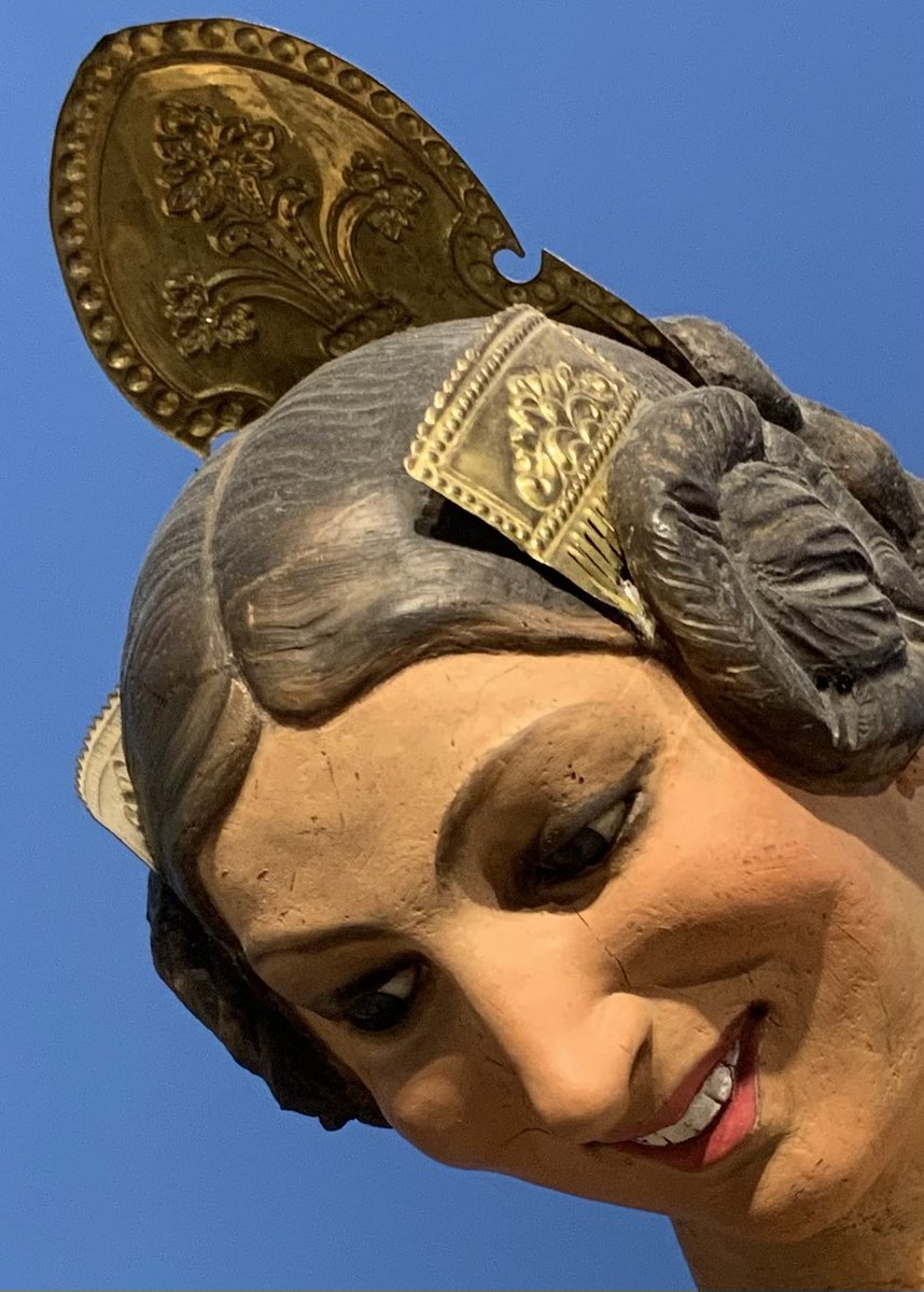 En esta ocasió, en “Els Detalls del Museu Faller” vos mostrem un detall de la figura de balladora indultada en 1935, obra de Vicent Benedito. 
Foto: Museu Faller de València 
#ElsDetallsdelMuseuFaller
#FallesUNESCO