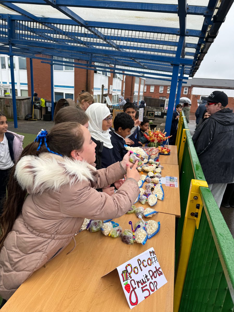 Our playground market was a huge success! Well done Year 4 for all your effort in preparing the items to sell and for your excellent selling skills! Sold out in 20 minutes! <a href="/CountryTrust/">Country Trust</a> #SilasEnrichment #LifeSkills 💰🍓🍊🛒
