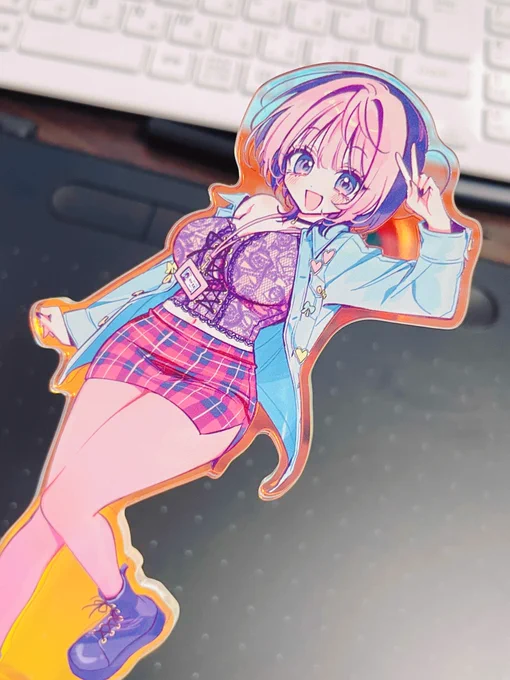 皆さん!のあ先輩のアクスタは募集したかオーロラ板仕様なので光のあて具合によって色が変わってとってもかわいいお～あとデカい 