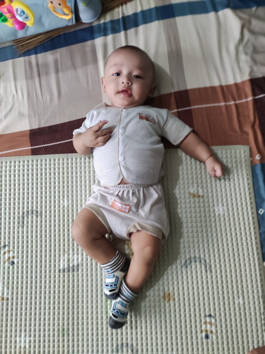 desriptsr's tweet photo. masyaAllah ditinggal ke dapur udah bisa tengkurep sendiri, terus ditinggal angkatin jemuran dah telentang gini aja😂 umur 3 ½ bln alhamdulillah https://t.co/roXlSH2Miw