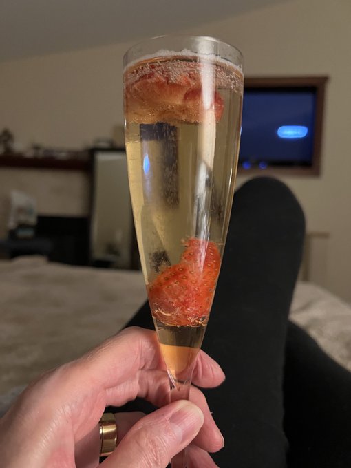 If I don&rsquo;t drink all the Verve Clicquot 🍾 it will go flat 😁 🥴 https://t.co/65LeOTE5qb