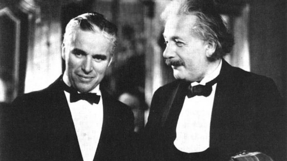 En 1931, Albert Einstein rencontre Charlie Chaplin à Hollywood et lui confie, admiratif :

- Vous ne dites pas un mot et pourtant le monde entier vous comprend.

- Votre gloire est plus grande encore : le monde entier vous admire alors que personne ne vous comprend.