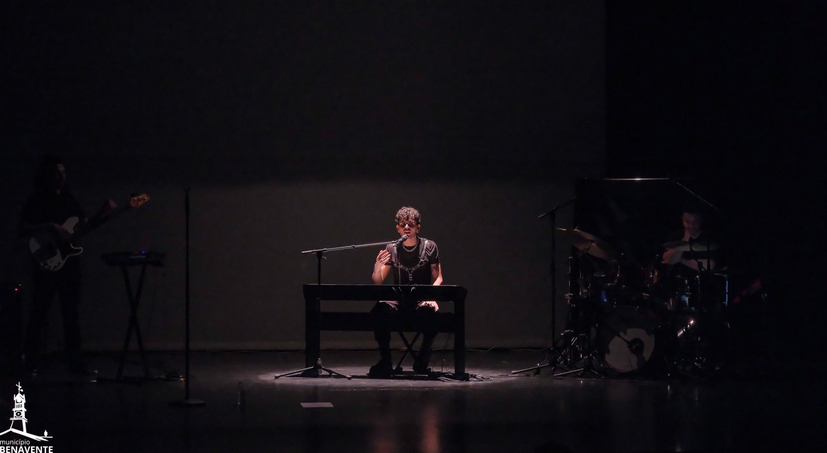 BenaventeCamara's tweet photo. 😍 EVAN EM CONCERTO NO CENTRO CULTURAL DE SAMORA CORREIA
O artista EVAN apresentou no sábado, no Centro Cultural de Samora Correia, o seu EP ““LIMERÊNCIA”.
Um bom espetáculo com boa música, a que os fãs de EVAN não deixaram de comparecer.
#evan #música #municipiodebenavente https://t.co/IYKiGDvpp2