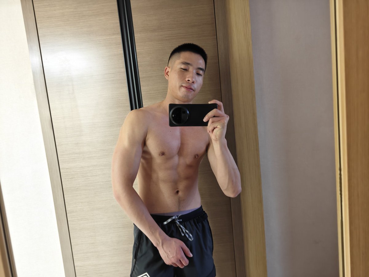 xiaoi1S's tweet photo. 看什么看？小心我拳你 https://t.co/iiMz1dJIce