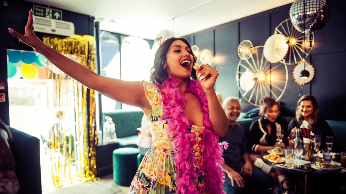 HemingwaysBar's tweet image. Come and sing your night away! This is what life is all about!

#wimbledon