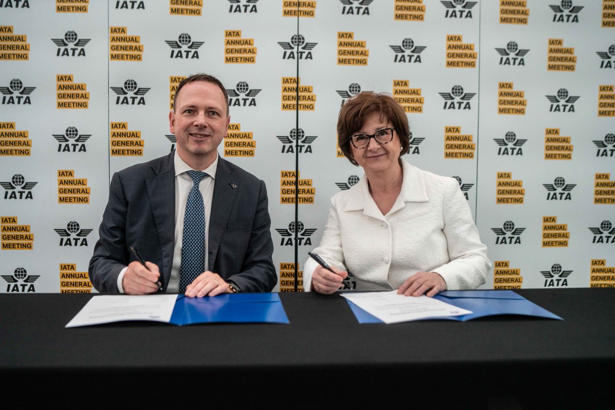 IATA's tweet photo. Four new airlines joined IATA CO2 Connect at #IATAAGM in Dubai:  thanks @airserbia  @MAS, @VietnamAirlines &amp; @qatarairways for your valuable contribution 👏. 

Primary data from #airlines ensures the most accurate emissions results, essential to robust environmental performance. https://t.co/rqU9AuNTa2