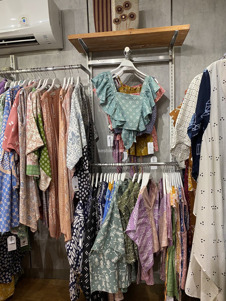 keshikiayame's tweet photo. NEMU TOKO BATIK DI JOGJA yang model bajunya bagus-bagus😭😭🤏🏻 

Jujur baru kali ini liat baju batik yang modelnya bagus2, ada buat yang hijab sama non hijab sampe batik anak-anak juga ada gemes🌸🌷✨

plis kalo kalian lagi ke jogja wajib banget ke sini https://t.co/sIhp9F15gt