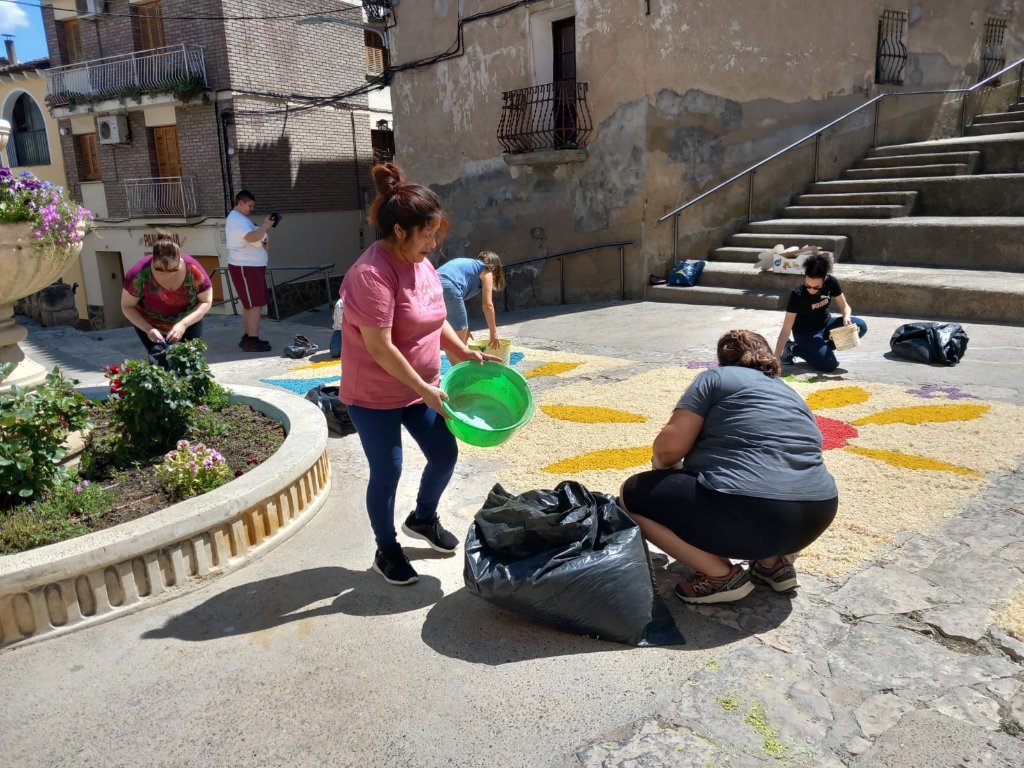 DioBarMon's tweet photo. Las alfombras que embellecen las calles en la celebración del #CorpusChristi son fruto del trabajo de muchas manos voluntarias. A todas ellas reconocemos con estas imágenes de la preparación de alfombras en #Ballobar. https://t.co/GGyy9Wv4KD