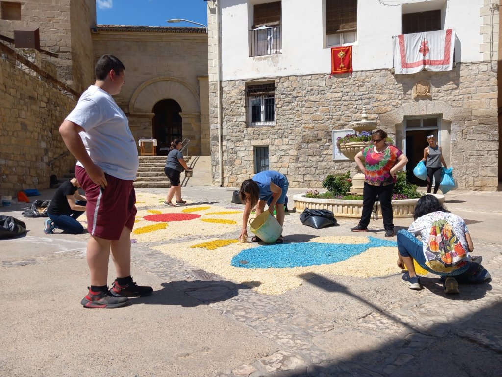 DioBarMon's tweet photo. Las alfombras que embellecen las calles en la celebración del #CorpusChristi son fruto del trabajo de muchas manos voluntarias. A todas ellas reconocemos con estas imágenes de la preparación de alfombras en #Ballobar. https://t.co/GGyy9Wv4KD