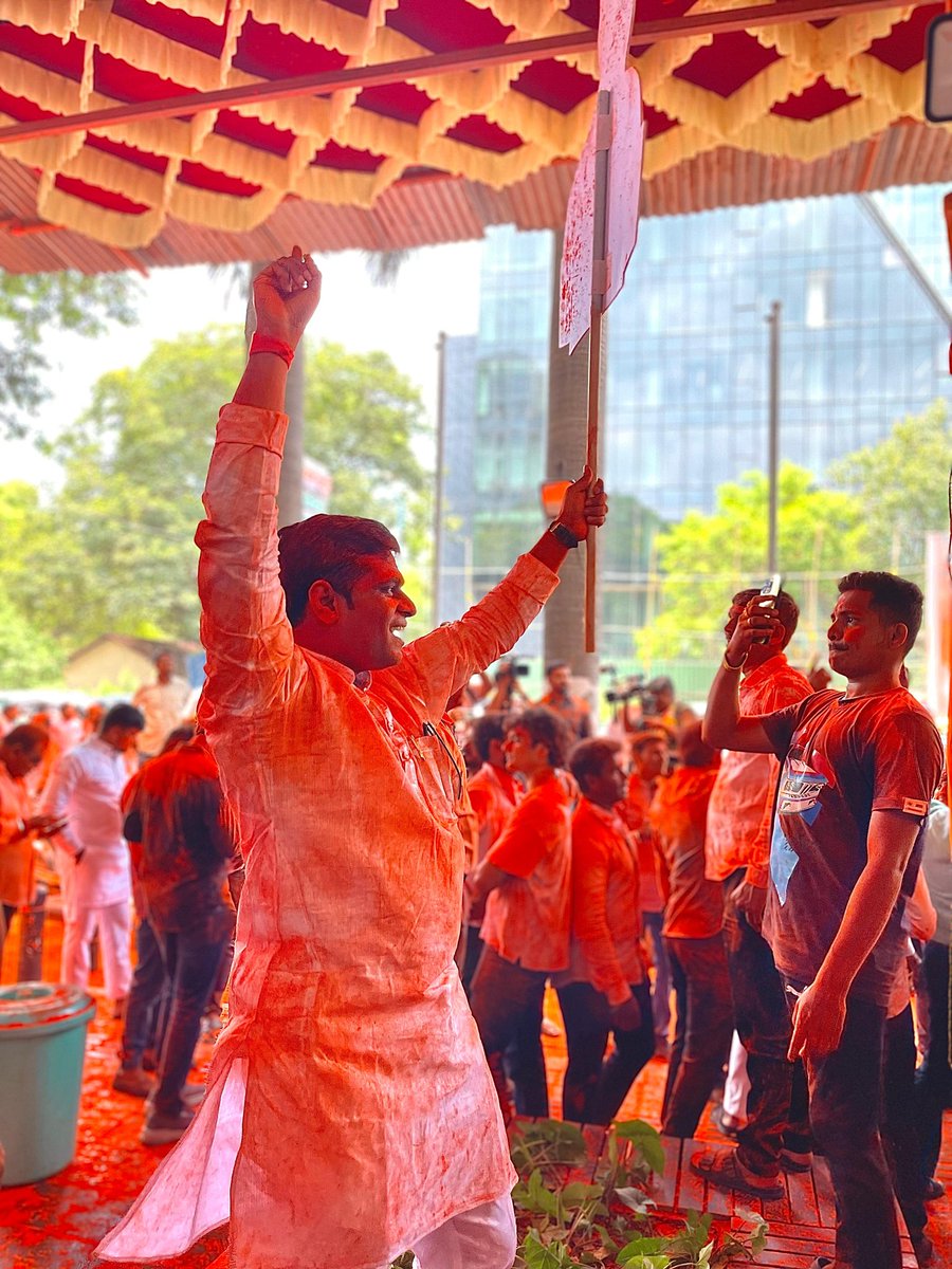 AkshayShinde_09's tweet photo. गुलाल आपलाच... ✌️✌️✌️ 

पुणे लोकसभा मतदारसंघातील भाजप महायुतीचे उमेदवार आमचे नेते श्री. मुरलीधरअण्णा मोहोळ ५५ हजार मतांनी आघाडीवर आहेत. या निमित्ताने कार्यकर्त्यांनी विजयाचा गुलाल उधळून जल्लोष साजरा केला. 

#Murlidharmohol4pune #punewithmodi #election #लोकसभा2024 #pune #पुणे #भाजपा #BJP #खासदार #मुरलीध_मोहोळ #MPMurlidharmohol