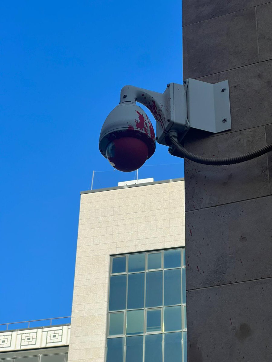 La solidarietà di tutta la #FIM per questo atto vile e intimidatorio alla sede CISL di Firenze su cui confidiamo si faccia piena luce. 
Condanniamo questi atti meschini nei confronti di chi da sempre, in maniera autonoma e coerente, rappresenta e difende migliaia di lavoratori.