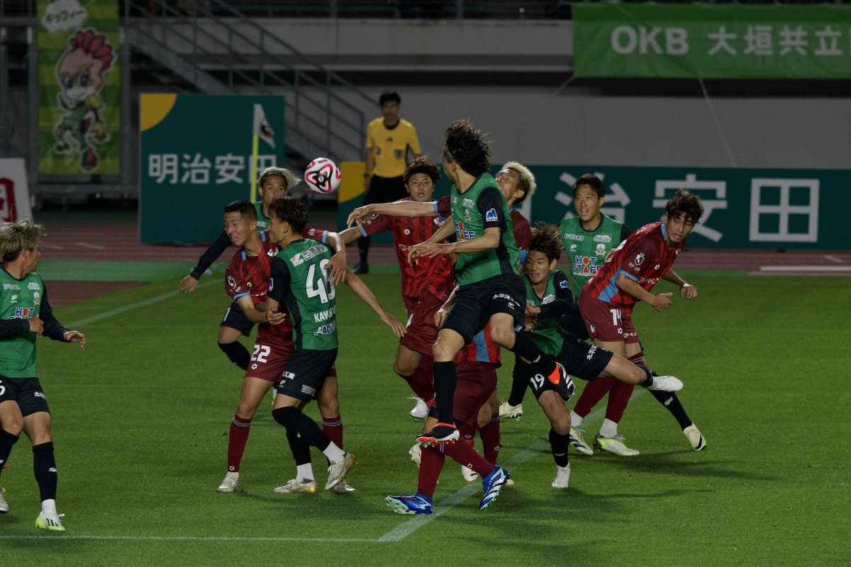 2024.6.2
FC岐阜🆚琉球

これ分かりづらいが松本歩夢選手のヘディングシュート直後の写真

ごちゃごちゃし過ぎて誰のゴールだったか分かりませんでした😅

#FC岐阜
#松本歩夢